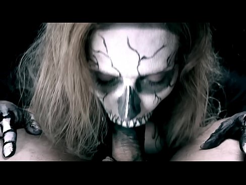 ❤️ Demonsko dekle sesa kurca s svojimi črnimi usti in pogoltne spermo. ️ Porno na sl.hentaibar-com.ru